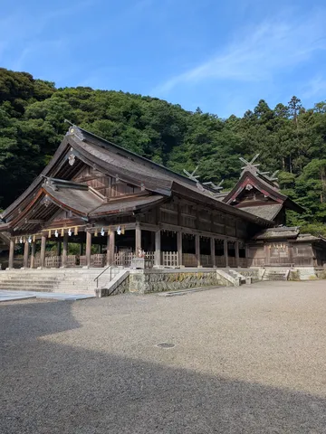 緑に抱かれる古刹の佇まい