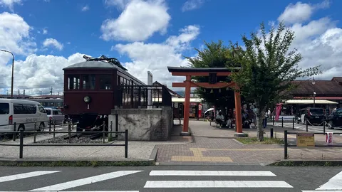 レトロ列車と鳥居の和やかな風景