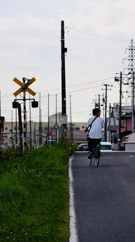 夕暮れの線路と自転車