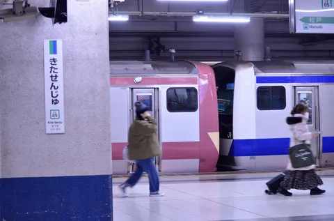 駅の風景、人々の静かな日常