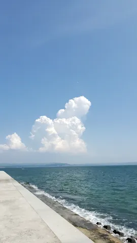 青空と白い雲、海辺のコントラスト