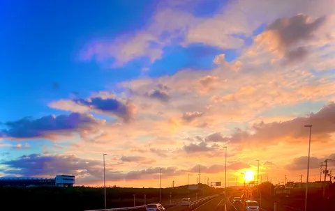 夕暮れの高速に染まる光