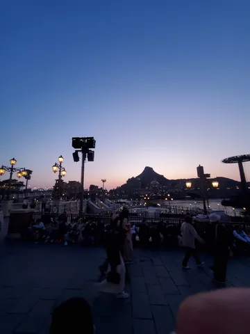 夕暮れ時の賑やかなリゾート