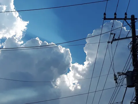 光芒と電線の織りなす空模様