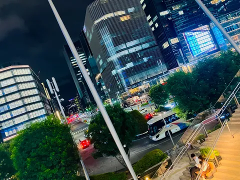 都会の夜景とバス旅