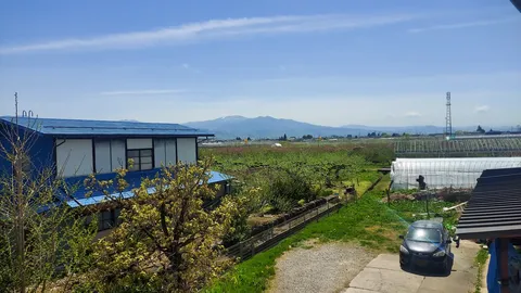 青い屋根と遠い山並み