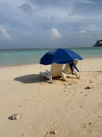 青い日差しと砂浜の影