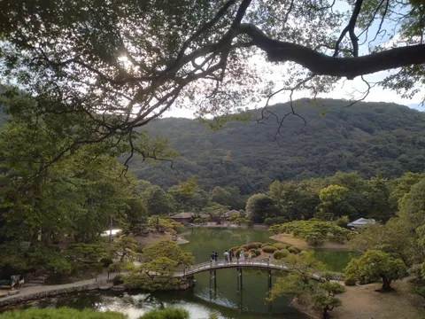 橋の陰に広がる静寂