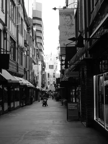 路地の静かな光景