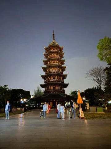 夜空にそびえる古都の灯