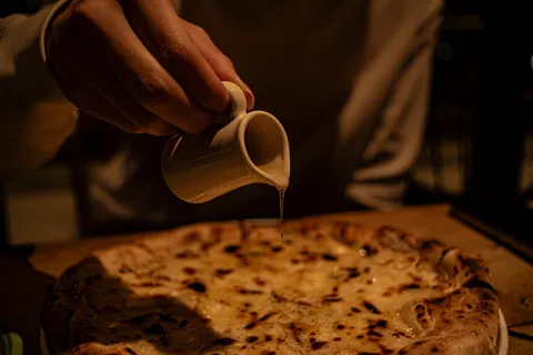 とろけるチーズに滴る琥珀