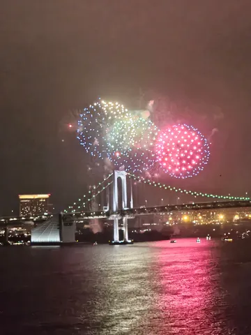 夜空と水面、光がワチャワチャ大騒ぎ！