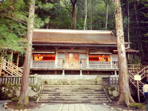 森の中の静かな祈り社