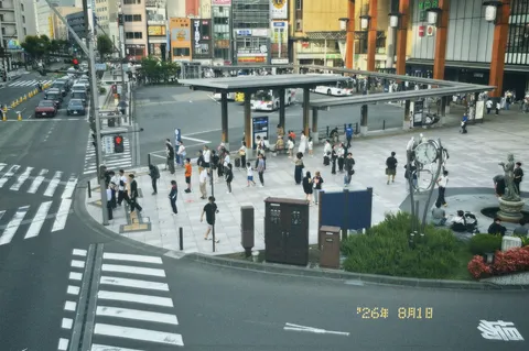 都会の交差点、信号待ちの人々