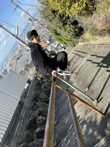 空中散歩？傾く階段の先の街