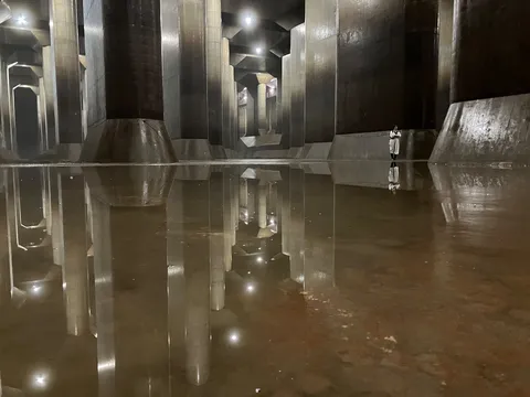 巨大構造物の水面リフレクション