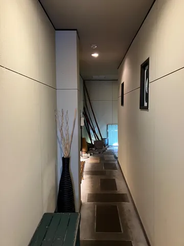 静かな廊下の光と影