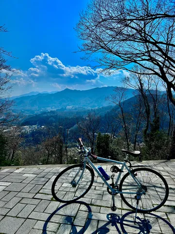 青空と山並み、自転車のある風景
