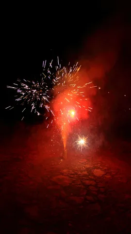 夜空を染める花火の瞬き