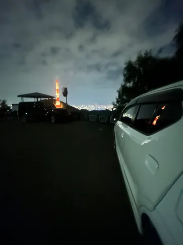 夜景とタワー、静かなドライブ