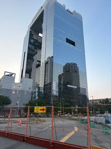 未来都市を映すガラスのビル