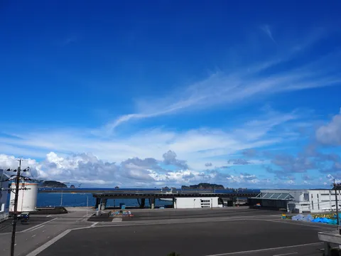 青い空と海、港の風景