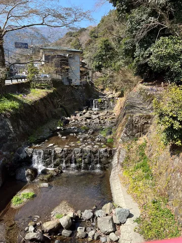清流と石畳の静けさ