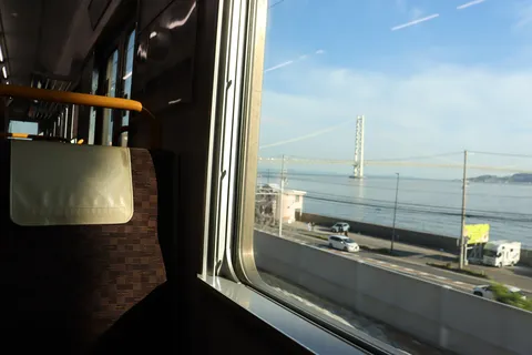 車窓から望む雄大な橋