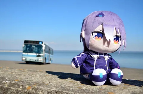 海辺のバスと小さな相棒