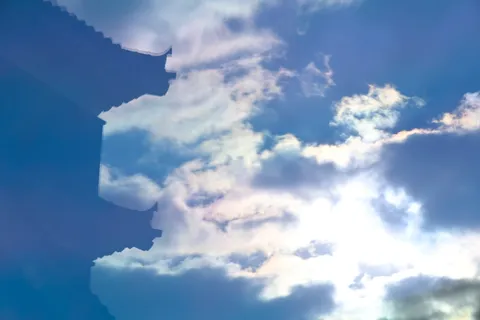 雲間に映る、青い世界