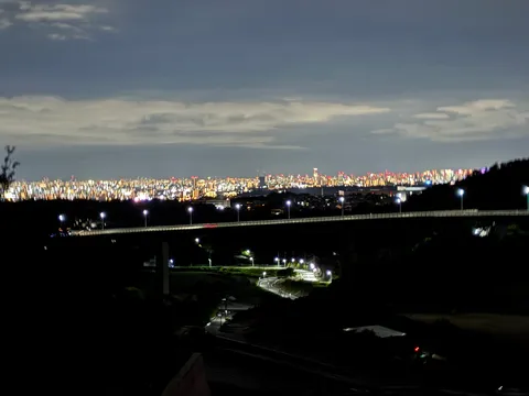 夜景を彩る高架橋の光