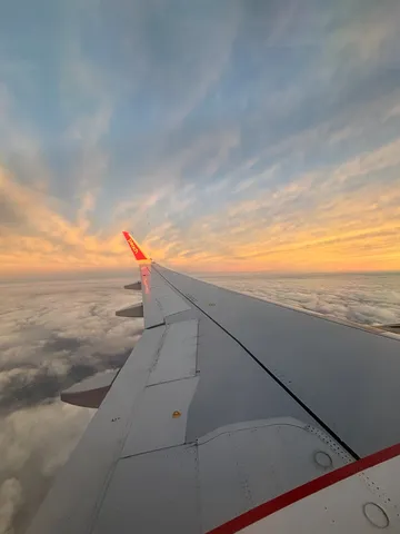 雲海に沈む茜色の空