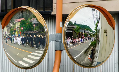 カーブミラーの祭り模様