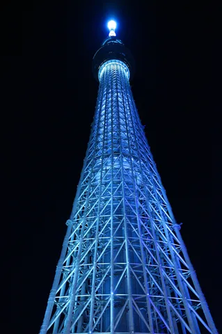 夜空に輝く青い光の塔