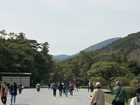 新緑の山々を背景に、悠久の時を感じる散策