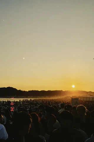 夕陽と人の波、夏の日の記憶