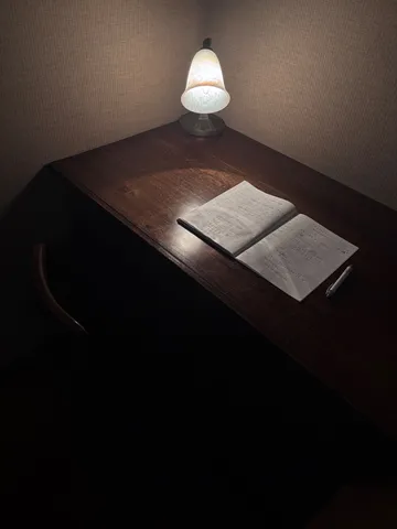 静寂の書斎、灯りの誘い