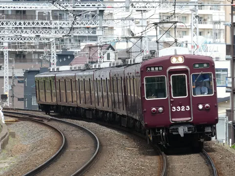 大阪梅田行きの深紅の列車