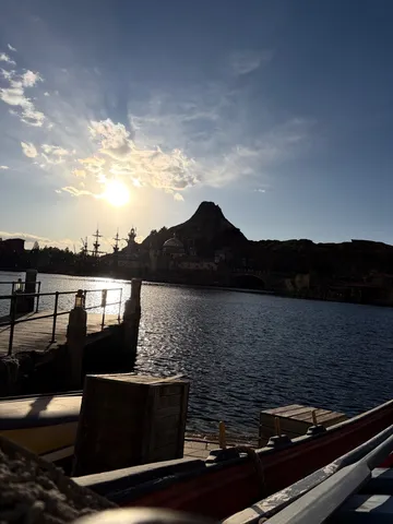 夕日に染まる冒険の入り口