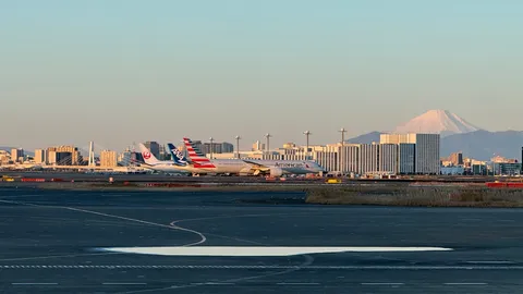 空と街と富士山、飛行機の夕景