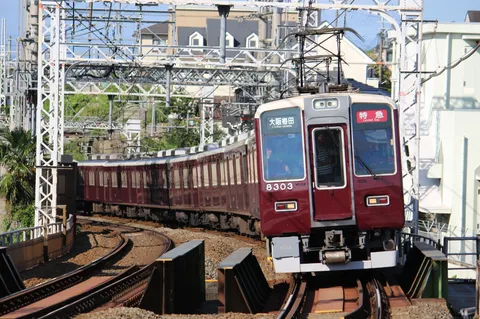 曲線を描く赤い列車
