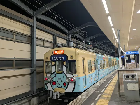 夜の駅に佇む個性派電車