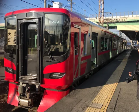 都会の情景、列車の旅立ち