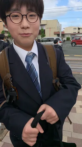眼鏡とネクタイの学生姿