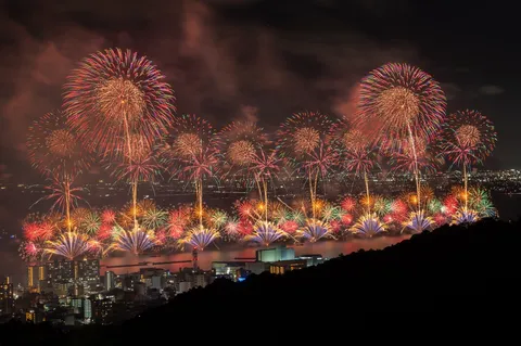 水面に映る、夢幻の祭典