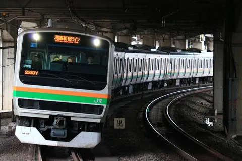 都会を駆け抜ける光の線