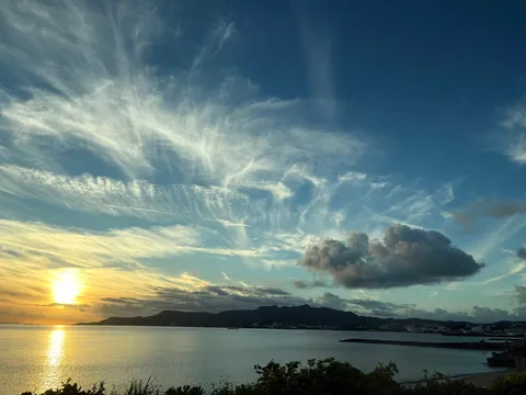 彩雲と夕陽、静かな海