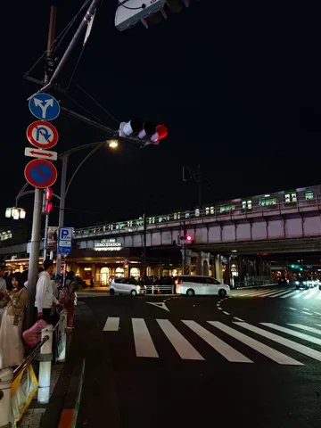 駅前の夜景、列車の旅路