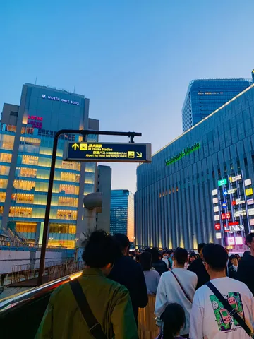 夕暮れの都市、人々の流れ
