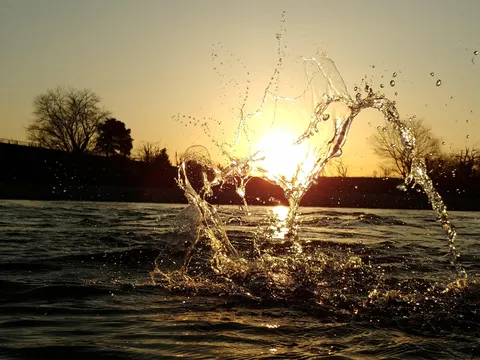 夕陽と水しぶき！偶然が生んだ芸術